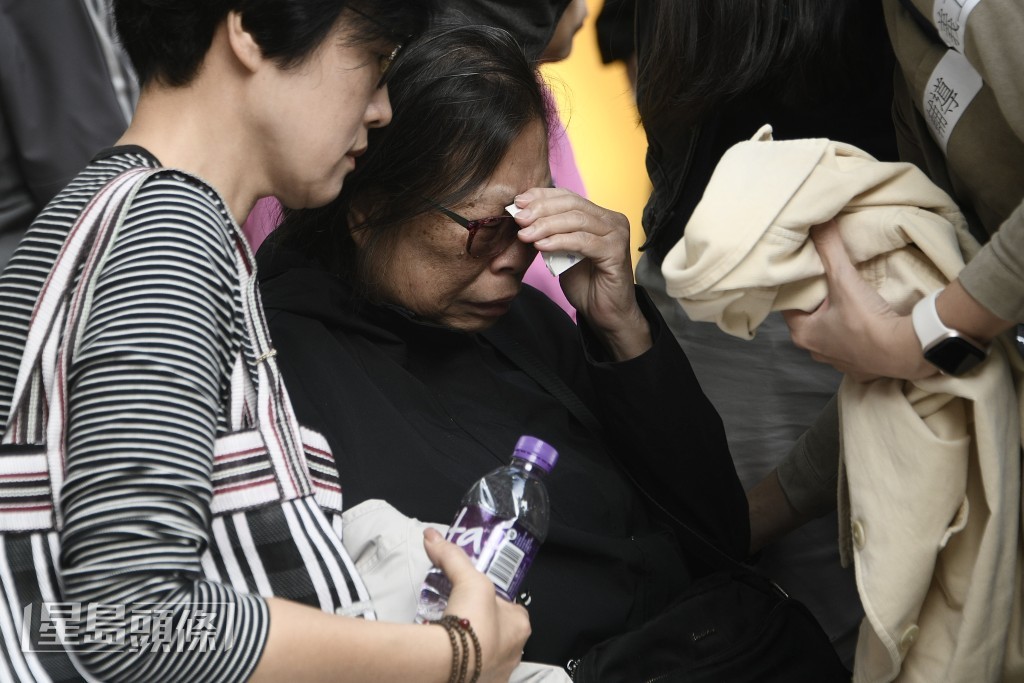 多名住戶得悉家園被焚毀後傷心痛哭。陳浩元攝 多名住戶得悉家園被焚毀後傷心痛哭。陳浩元攝