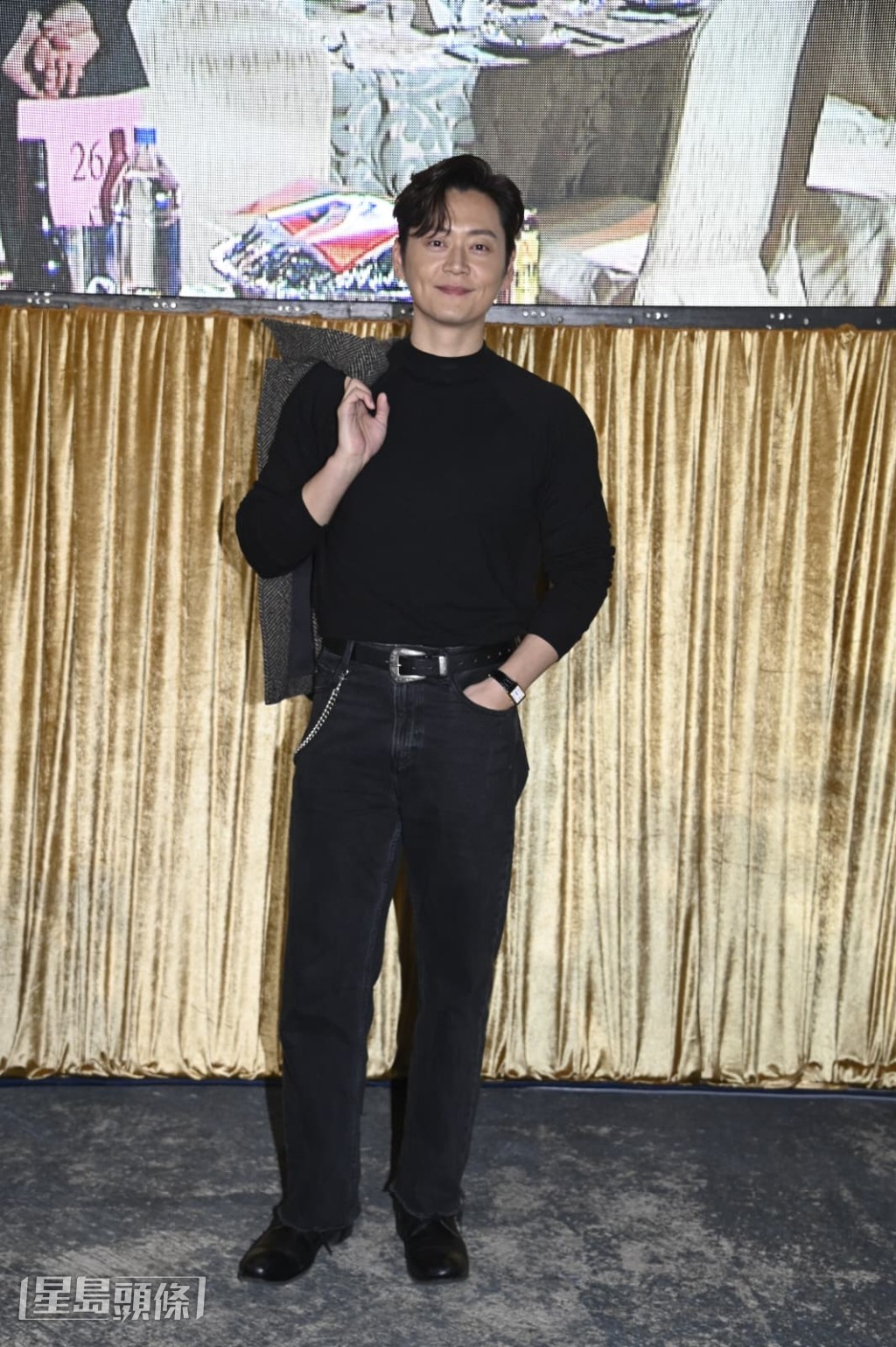 問到新一年對戀情是否不會再避忌？他指自己一向偏低調。