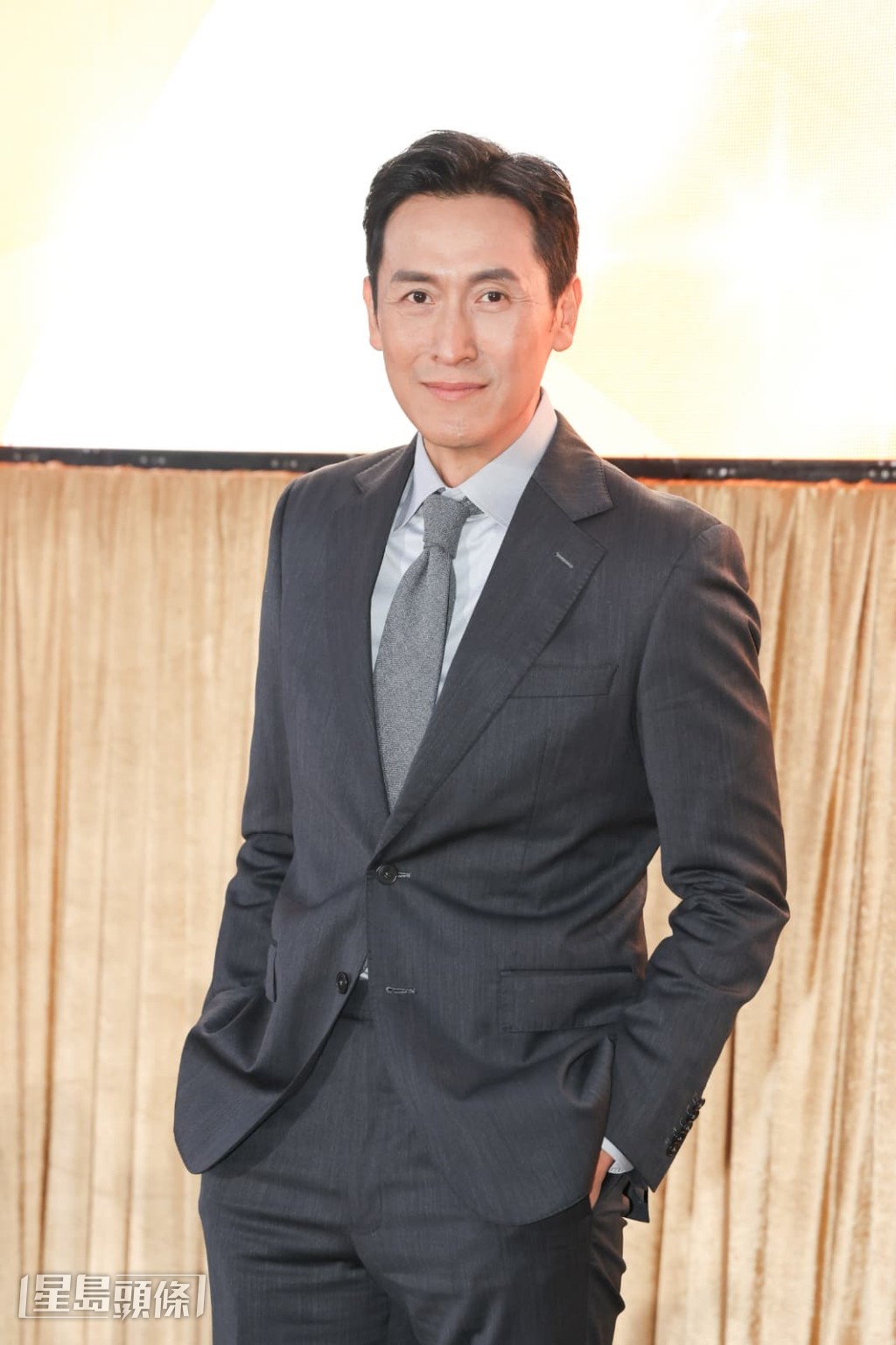 他在劇中與陳煒是對過氣情侶，經常打官司而針鋒相對。