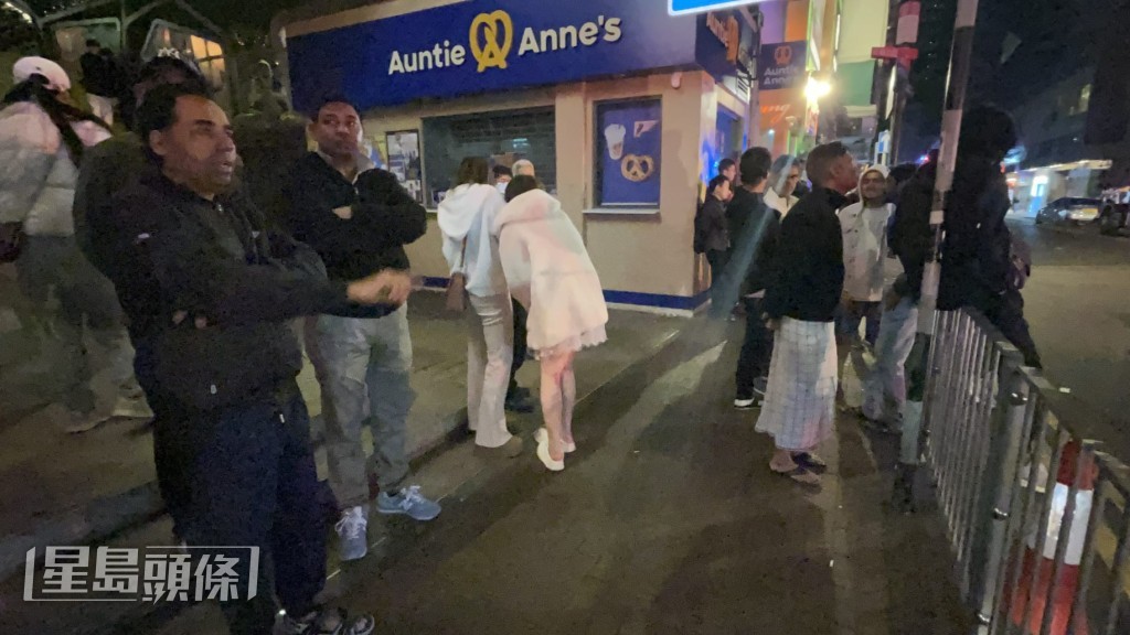現場所見，約20名附近賓館的住客，走到對面街道暫避。蔡楚輝攝