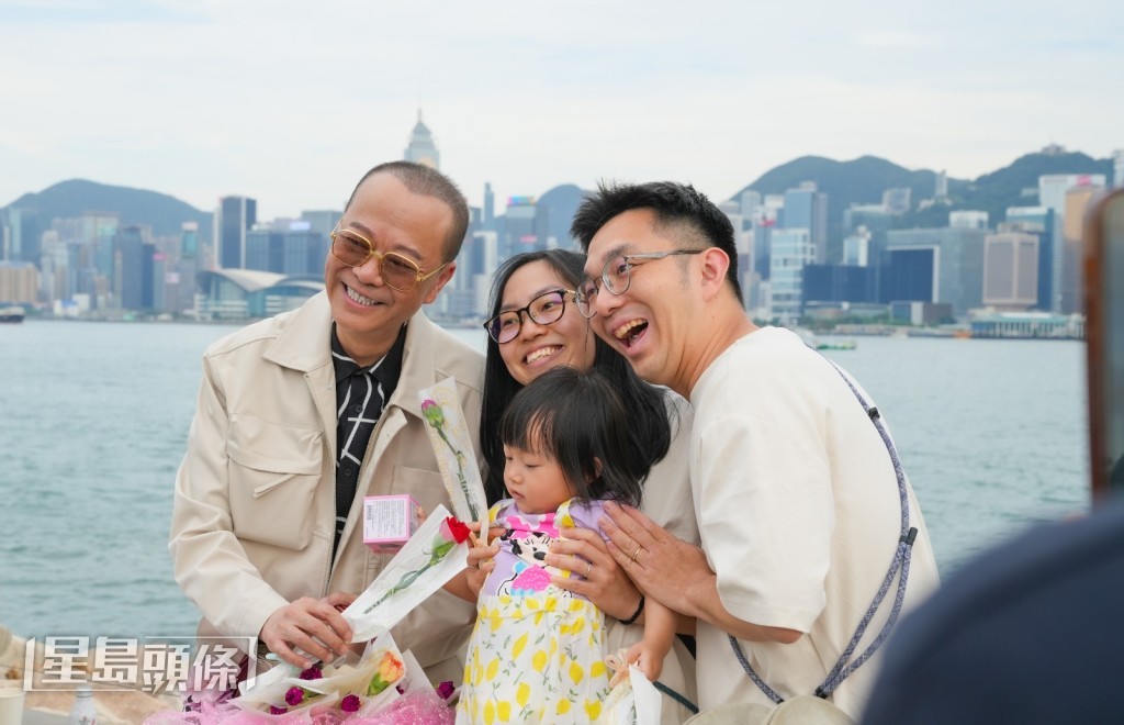 Bobby以招牌幽默風格席捲全場,與市民互動時妙語連珠,不時模仿舊劇角色,逗得市民笑聲不斷。 Bobby以招牌幽默風格席捲全場,與市民互動時妙語連珠,不時模仿舊劇角色,逗得市民笑聲不斷。