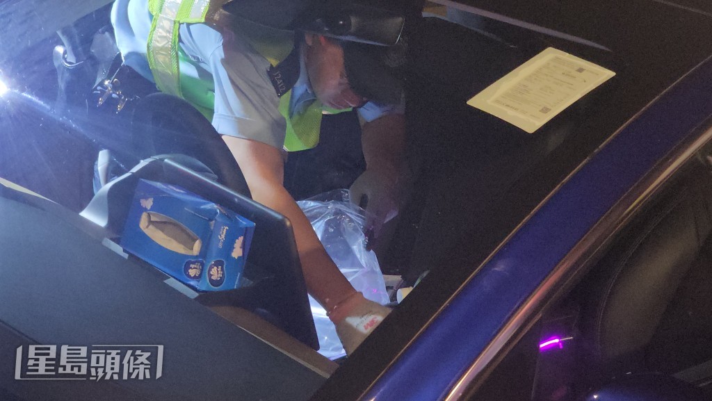 警員在車上檢獲懷疑毒品。