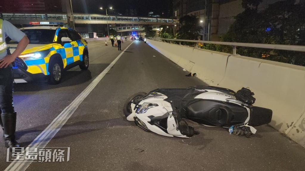電單車遭撞擊後失控,23歲鐵騎司機瞬間拋飛出車外約30米撞地,現場留下一灘血漬。黎志偉攝 電單車遭撞擊後失控,23歲鐵騎司機瞬間拋飛出車外約30米撞地,現場留下一灘血漬。黎志偉攝