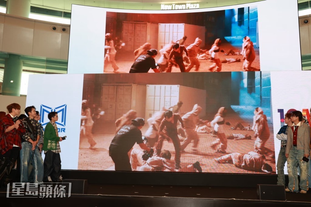 現場播放團歌MV。 現場播放團歌MV。