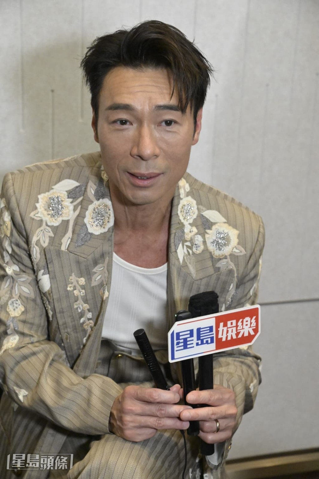 問安仔與太太鄭秀文會否互相為對方演唱會擔任嘉賓？他表示到時候一定會互相到場支持。