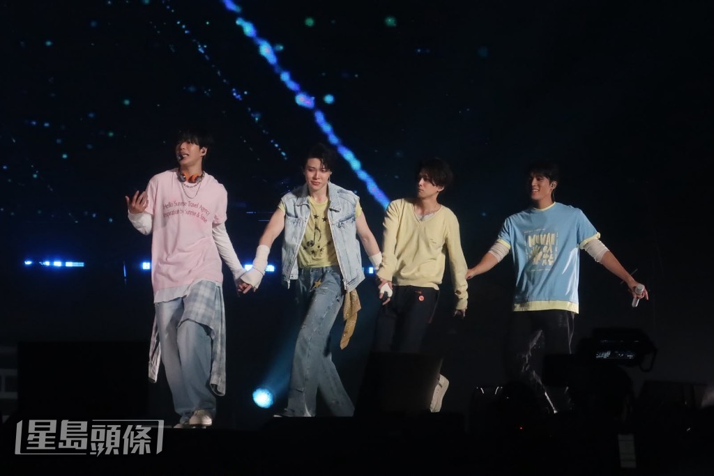 (左起)尹材赫、蘇庭煥、Asahi、朴炡禹高歌《Replay》 。 (左起)尹材赫、蘇庭煥、Asahi、朴炡禹高歌《Replay》 。
