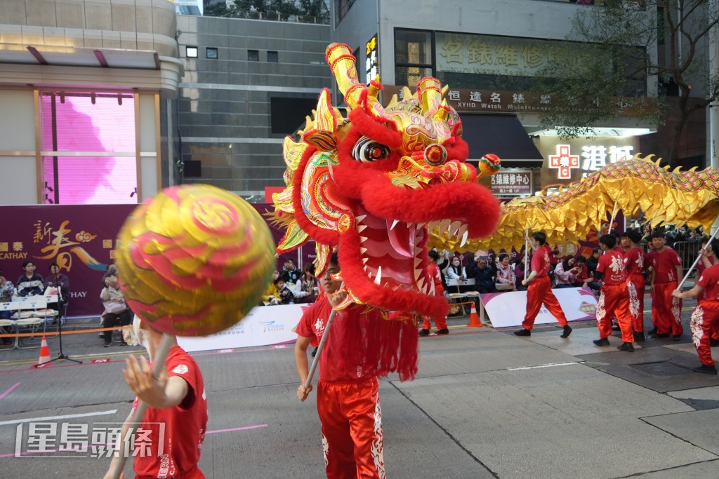 花車巡遊前,有舞龍、舞獅表演。吳艷玲攝 花車巡遊前,有舞龍、舞獅表演。吳艷玲攝