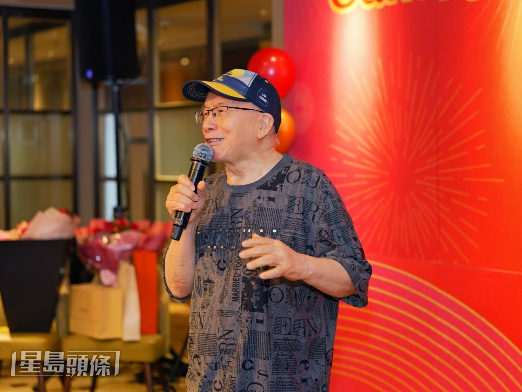 Joe Junior亦有在宴會唱歌。