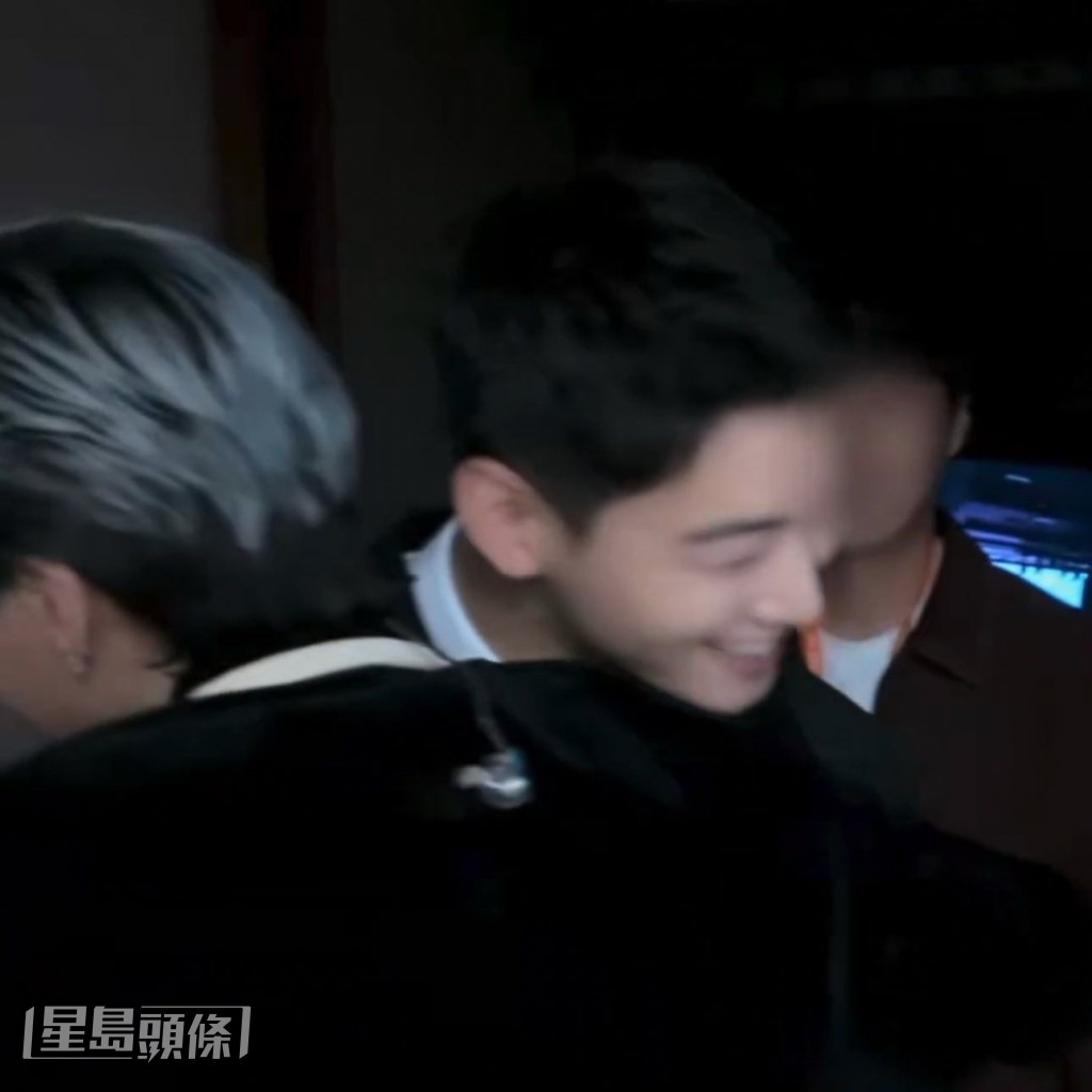 GD今日在影片頻道分享上月底出席APEC文化晚宴的花絮,並與任司儀的車銀優擁抱。 GD今日在影片頻道分享上月底出席APEC文化晚宴的花絮,並與任司儀的車銀優擁抱。