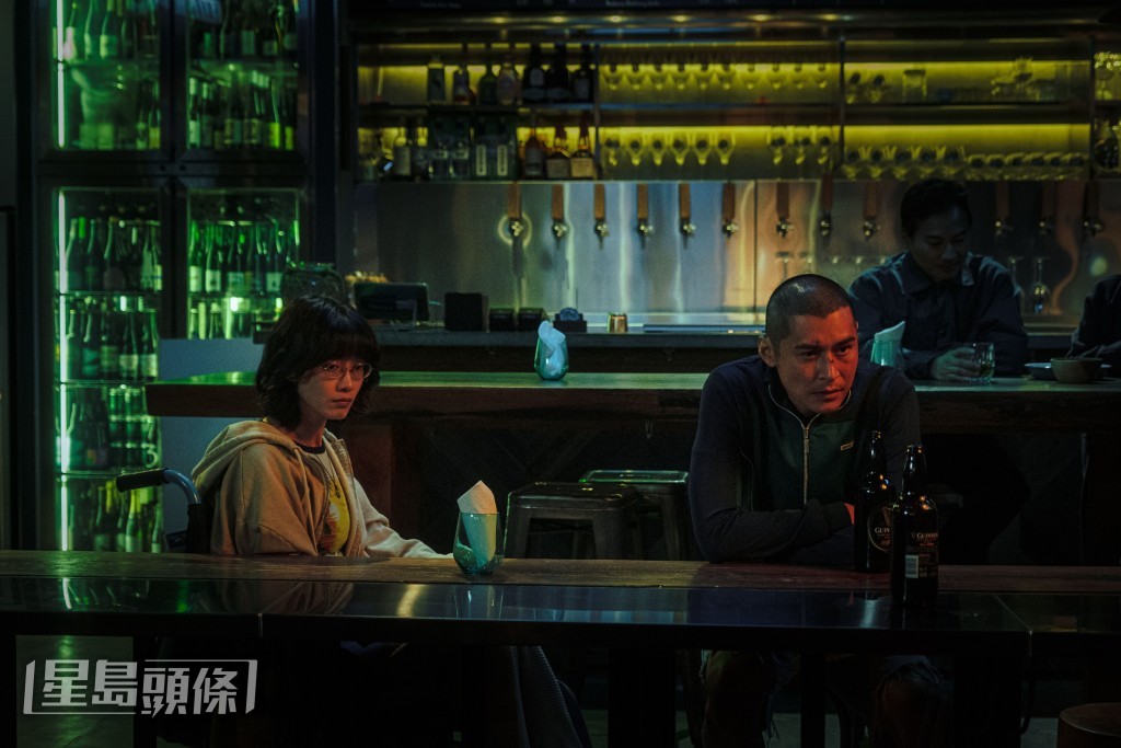 阿妹遇上阿健,兩個受傷的靈魂相遇漸生情愫。 阿妹遇上阿健,兩個受傷的靈魂相遇漸生情愫。