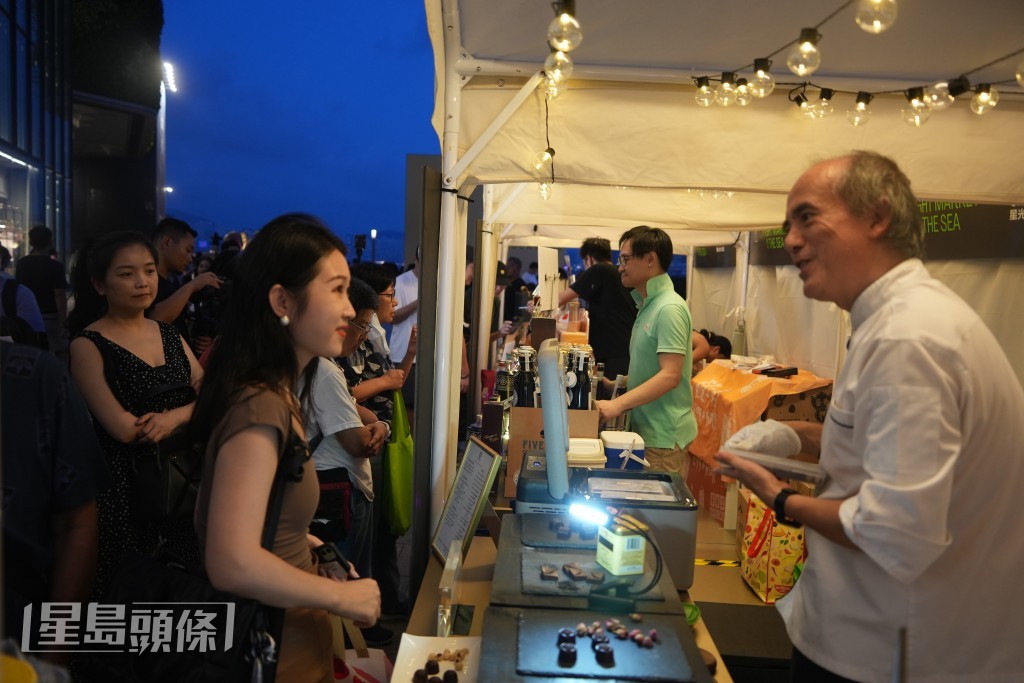 “星光夜市”有多个小食摊档。吴艳玲摄