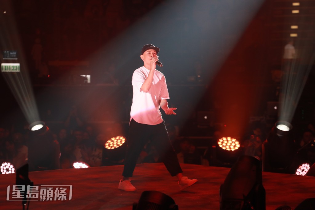 表演嘉賓RubberBand成員6號和側田先後上台。 表演嘉賓RubberBand成員6號和側田先後上台。
