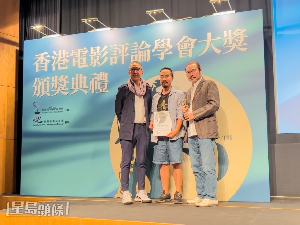初執導演筒的麥天樞有問韋家輝意見,但他形容對方「俾意見不會好具體」。圖為韋家輝、麥天樞同憑《神探大戰》奪香港電影金像獎、評論學會大獎「最佳編劇」。 初執導演筒的麥天樞有問韋家輝意見,但他形容對方「俾意見不會好具體」。圖為韋家輝、麥天樞同憑《神探大戰》奪香港電影金像獎、評論學會大獎「最佳編劇」。