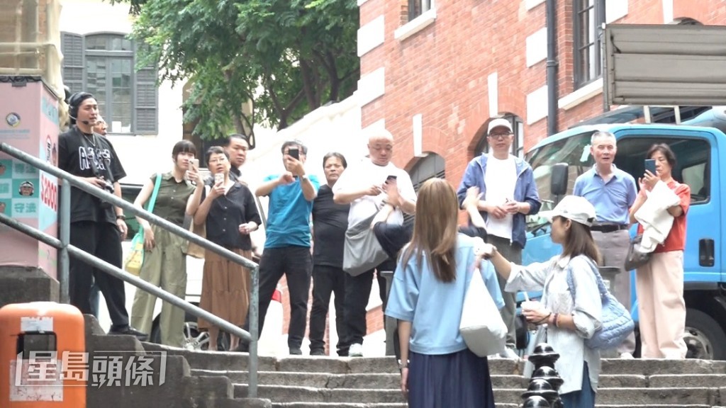拍攝期間大批路人圍觀,Sammy化身「保安」維持秩序。 拍攝期間大批路人圍觀,Sammy化身「保安」維持秩序。