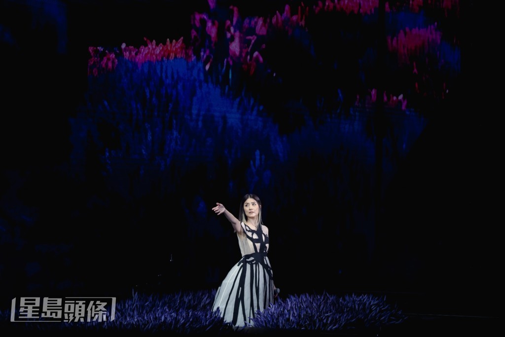 與Kelly的演出相互映襯,營造出浪漫唯美的氛圍。 與Kelly的演出相互映襯,營造出浪漫唯美的氛圍。