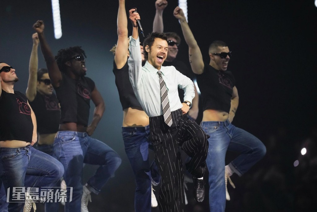 Harry Styles任表演嘉宾，在台上首度献唱新专辑歌曲。