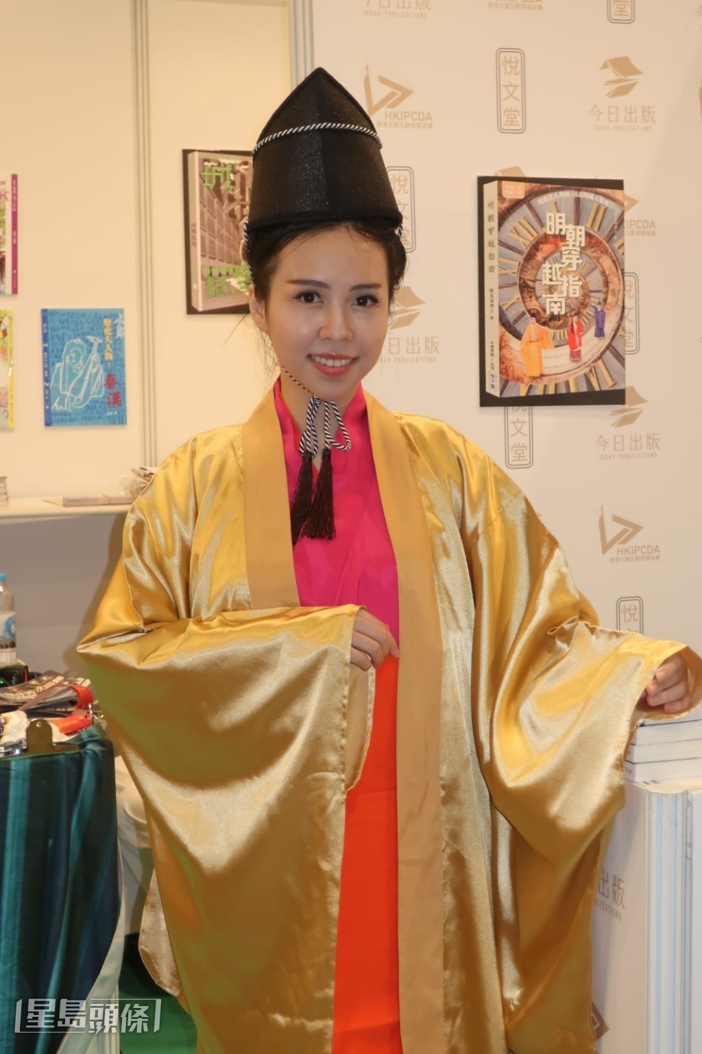 香港大學中國歷史系博士畢業的她指新書以穿越者角色去不同朝代。 香港大學中國歷史系博士畢業的她指新書以穿越者角色去不同朝代。