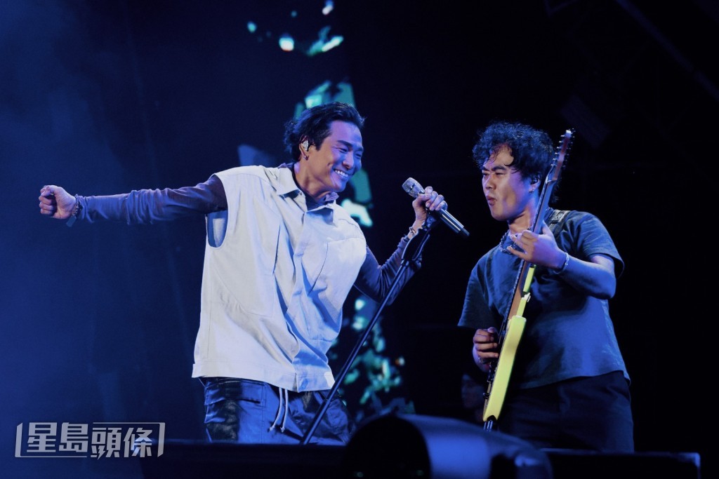 帶同演唱會樂隊一口氣唱出七首歌，為下星期紅館演唱會預熱。