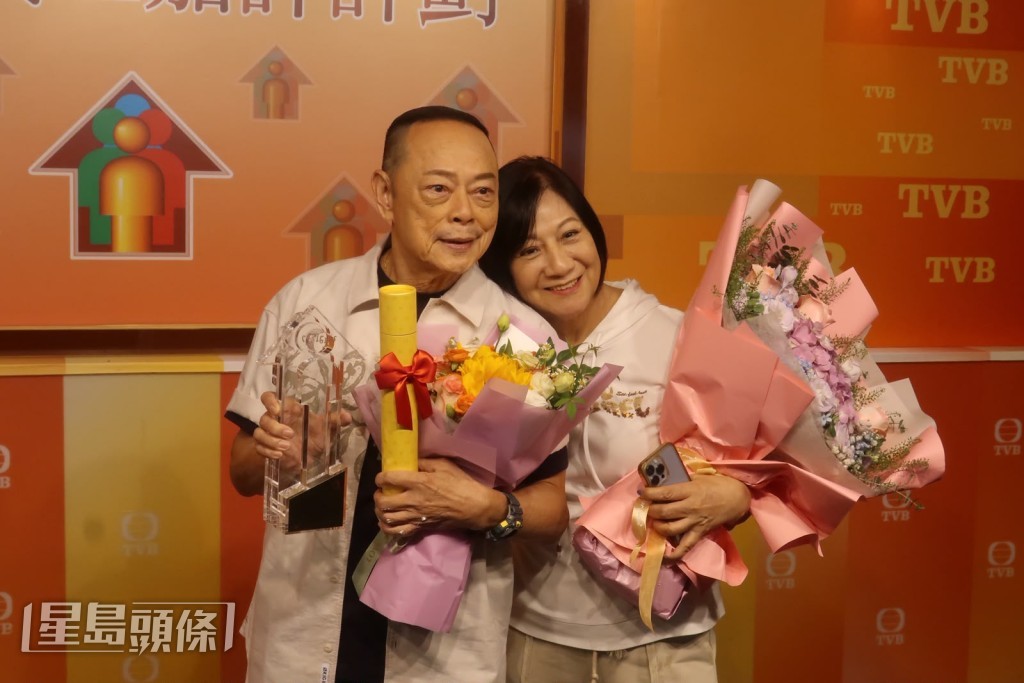 「龍家」二太蘇恩磁祝賀。 「龍家」二太蘇恩磁祝賀。