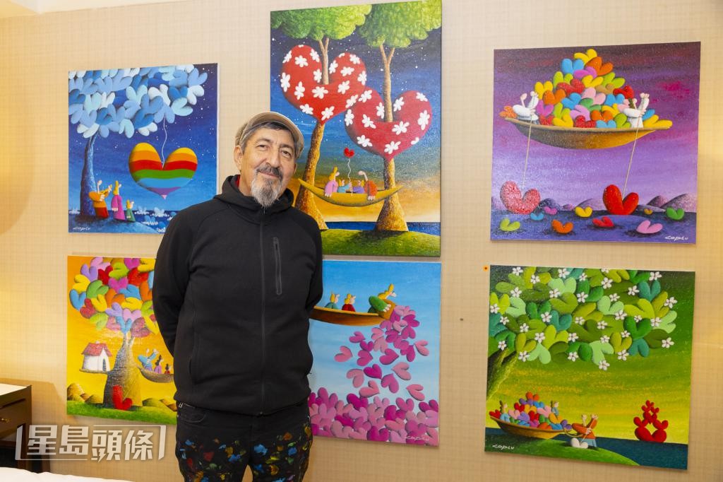 土耳其藝術家Coplu站在自己的作品前,彷彿置⾝於充滿活⼒的世界。 土耳其藝術家Coplu站在自己的作品前,彷彿置⾝於充滿活⼒的世界。