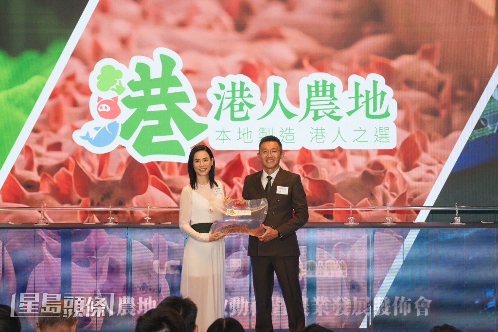 宣萱获建华集团主席凌伟业送上新鲜活鱼“东星斑”。