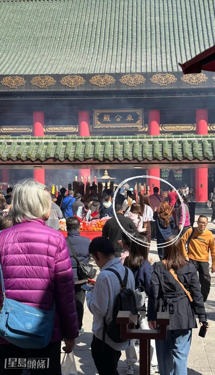 她穿上粉紅色衛衣、黑色長褲。