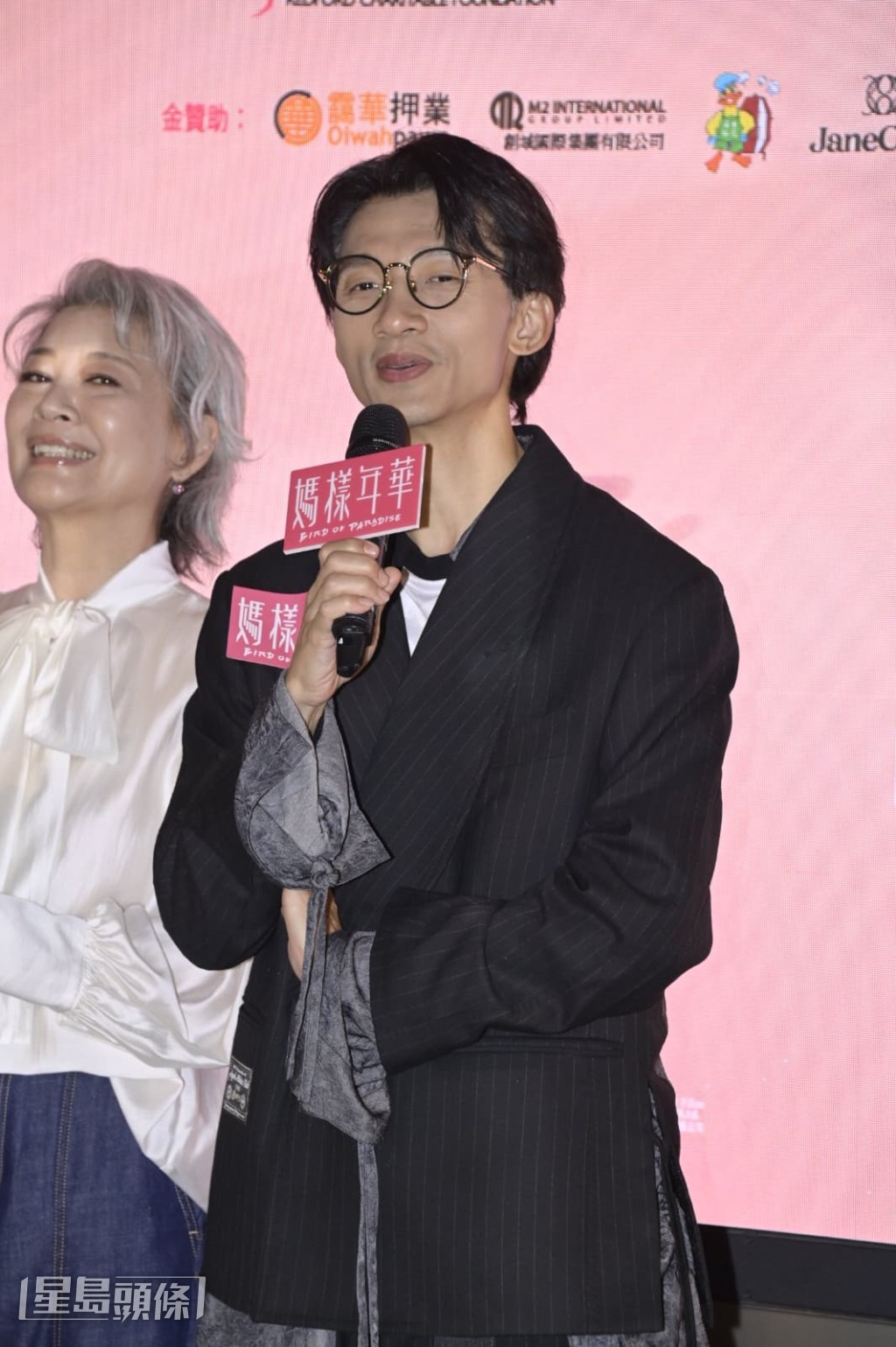 陳湛文又續說有場戲要在地上找東西，豈料坐著的金燕玲突然腿張開讓他尋找，做出喜劇效果，都是始料不及。
