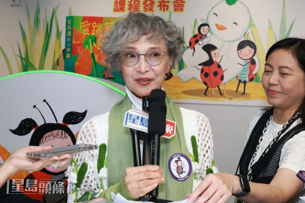 芳芳姐有耳疾,聽不到記者提問,需要記者事先寫好題目交給她選擇,記者有寫下有關謝賢離世的問題,但她選擇不回答。 芳芳姐有耳疾,聽不到記者提問,需要記者事先寫好題目交給她選擇,記者有寫下有關謝賢離世的問題,但她選擇不回答。