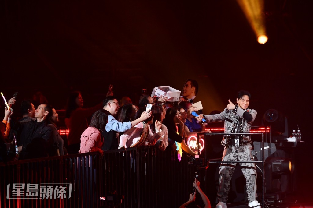 跟觀眾大玩卡拉OK。