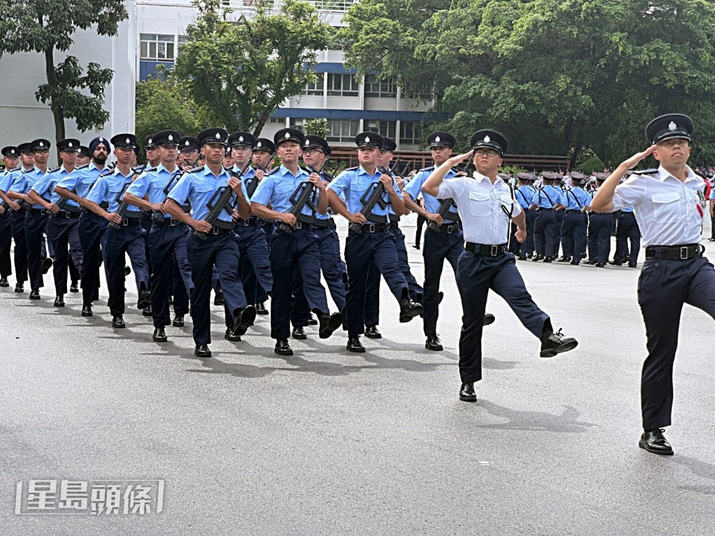 男學警雄糾糾進場。梁國峰攝 男學警雄糾糾進場。梁國峰攝