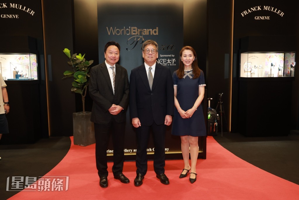鄧鉅明(左)及太太鄧宣宏雁(右),席間與商務及經濟發展局局長丘應樺(中)合照。 鄧鉅明(左)及太太鄧宣宏雁(右),席間與商務及經濟發展局局長丘應樺(中)合照。