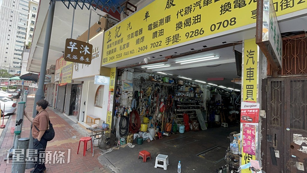 車房老闆娘替店前車輛入錶。楊偉亨攝 車房老闆娘替店前車輛入錶。楊偉亨攝