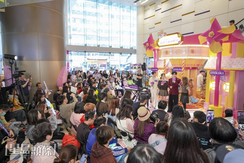 三人分享以往過情人節的點滴和開心事。