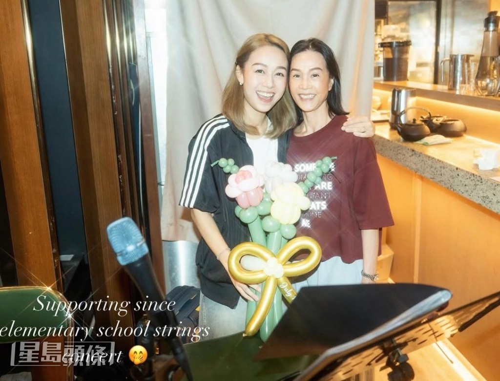 心穎的媽媽亦有到場支持愛女。 心穎的媽媽亦有到場支持愛女。