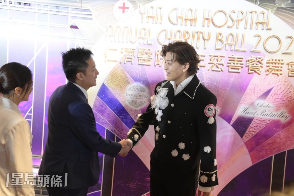 鍾培生主動上前握手。