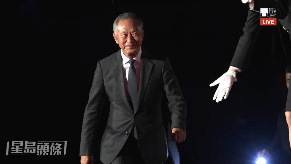杜琪峯頒發最佳導演獎。 杜琪峯頒發最佳導演獎。