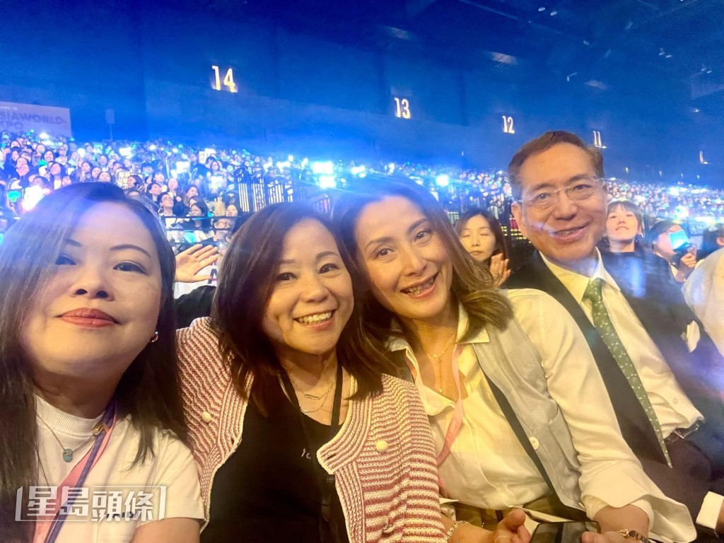 演唱會有不少名人嘉賓到場,當中包括李國章跟太太、房屋局常任秘書長兼房屋署署長羅淑佩及其友人。 演唱會有不少名人嘉賓到場,當中包括李國章跟太太、房屋局常任秘書長兼房屋署署長羅淑佩及其友人。