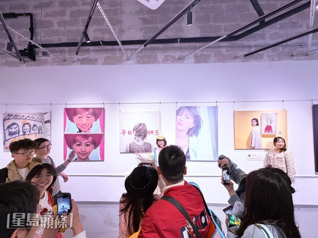 粉絲亦特別在商場內設立了多個打卡的佈景板。