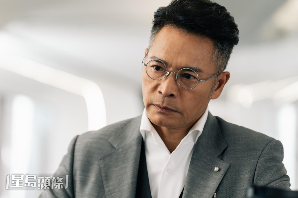 在《金式森林》中,安仔扮演珠寶大王方仰天,是家族權鬥的核心人物。 在《金式森林》中,安仔扮演珠寶大王方仰天,是家族權鬥的核心人物。