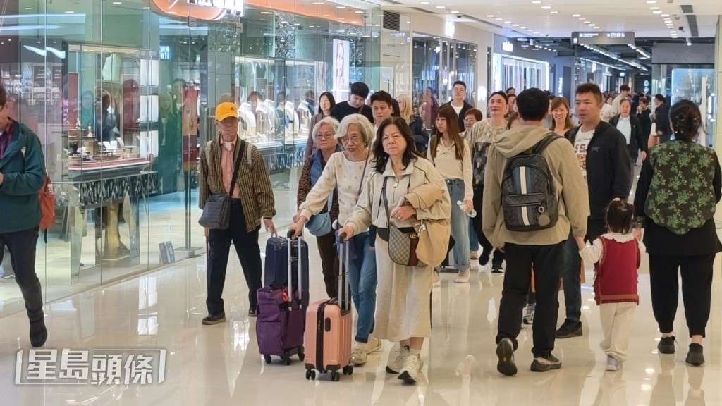 周五晚上9時許，旅客陸續散去。