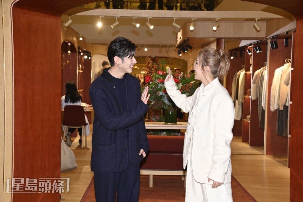 她與泰國演員Mario Maurer打招呼。