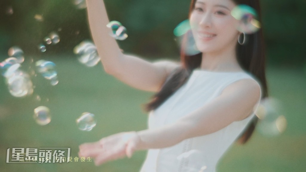 魔音女團MYNT收起型格性感，改以純白純愛Look示人。