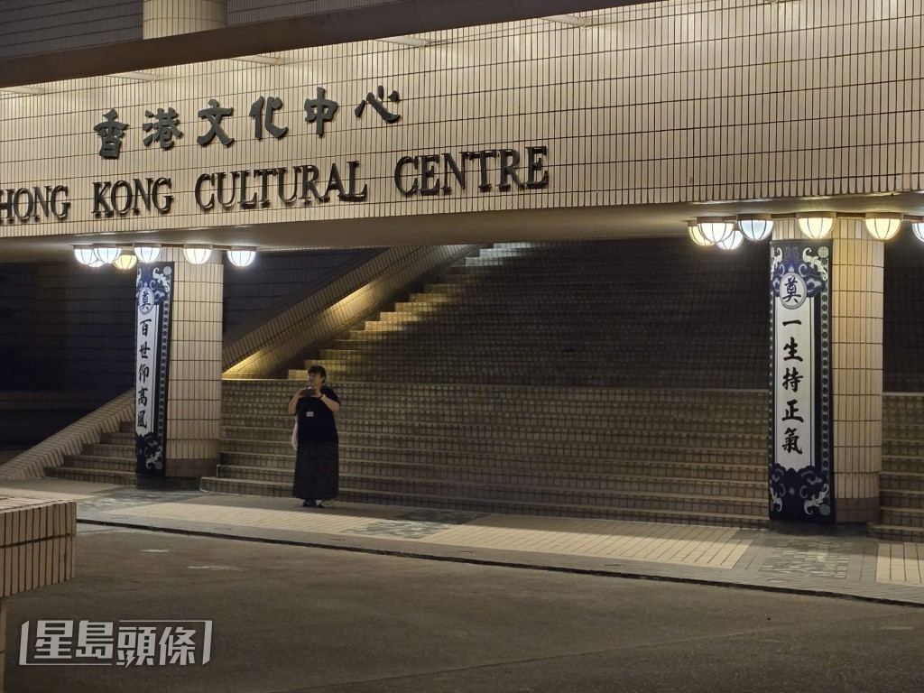 場內有了大量花牌及紙紮祭品等。 場內有了大量花牌及紙紮祭品等。