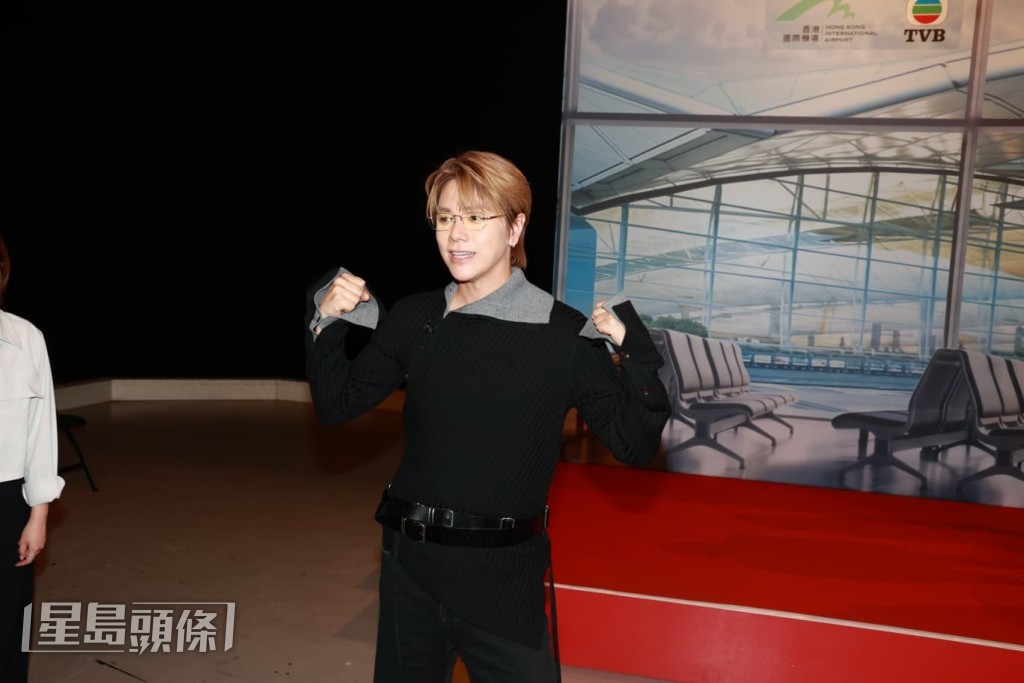 自稱是薄肌男，笑謂就算食大隻奶粉也做不了大隻肌肉男。
