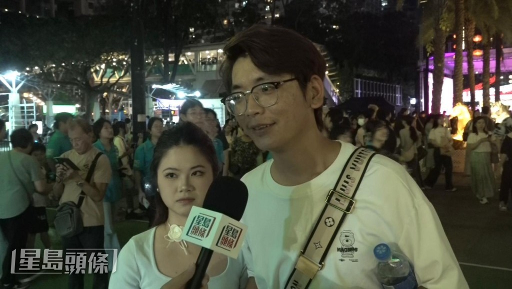 居住在旺角的許先生（右）帶同另一半到維園觀賞燈飾。