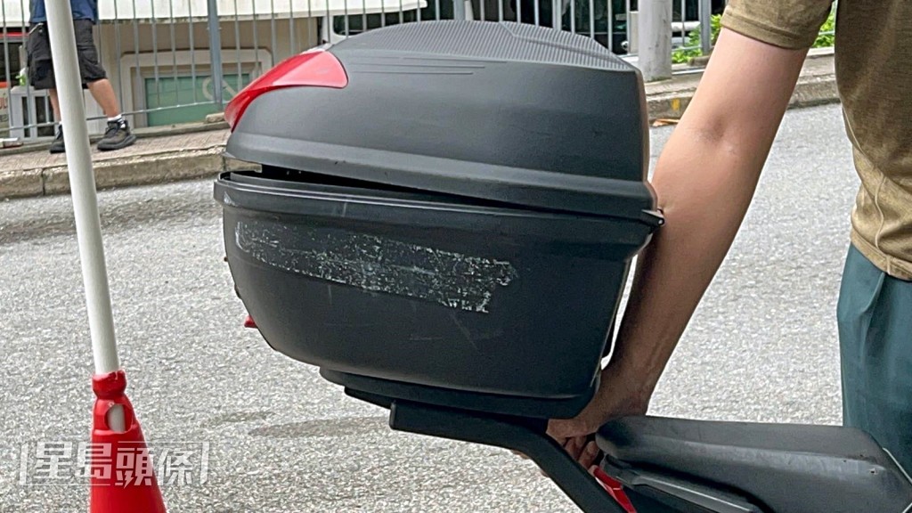 被撞考牌官的電單車。楊偉亨攝