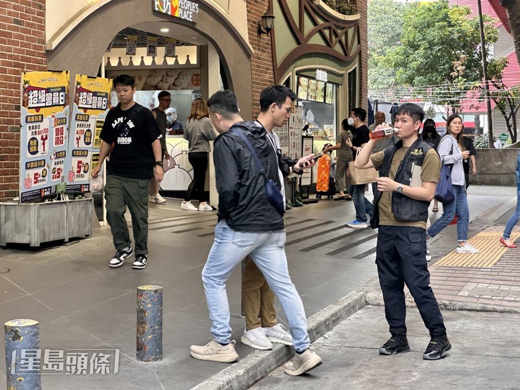 警員到街市調查。梁國峰攝 警員到街市調查。梁國峰攝
