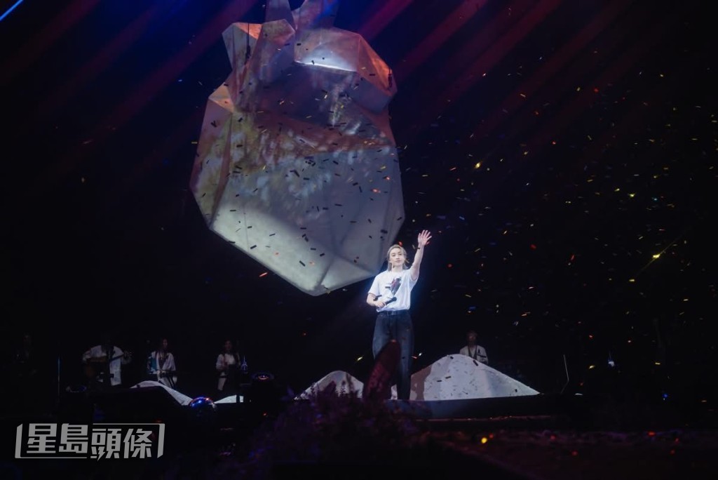 Jer的演唱會圓滿結束,他表示今次這個騷比起想像中的餘韻大好多。 Jer的演唱會圓滿結束,他表示今次這個騷比起想像中的餘韻大好多。