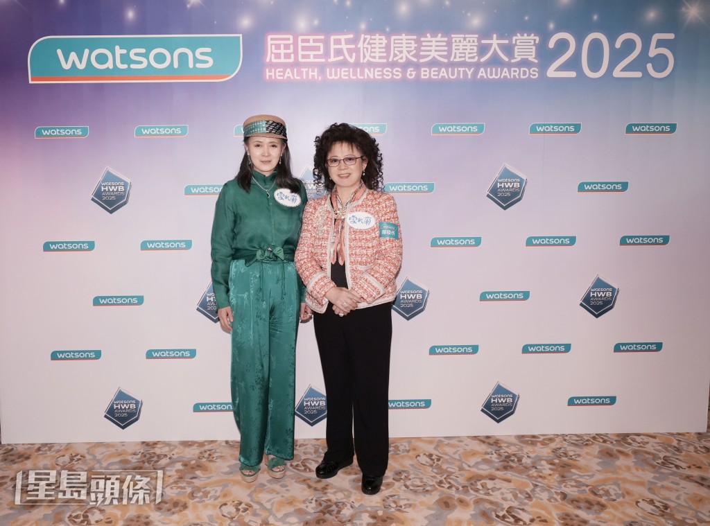 雪肌蘭國際集團主席劉陳小寶(右)及副主席陳細潔，連續26年獲得「至尊榮譽品牌大獎」。