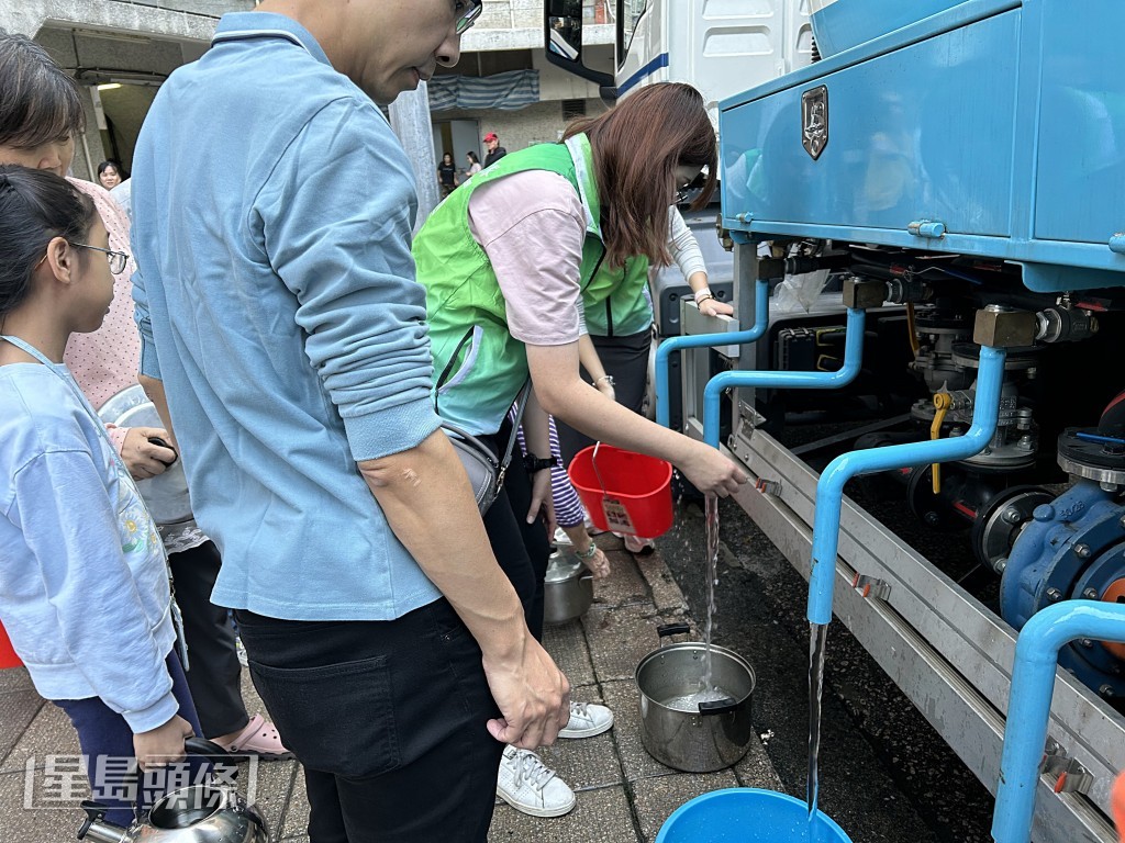 大批居民排隊取水。曾志恆攝